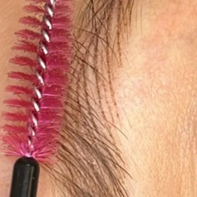 Detail einer Augenbraue mit feinen gezeichneten Härchen, Härchenzeichnung bei Ruhl Cosmetics in Molbergen