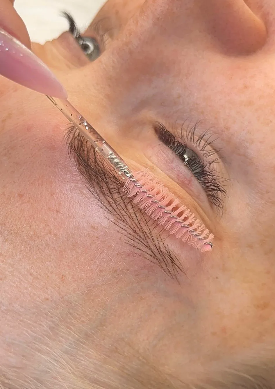 Feine Härchenzeichnung an der Augenbraue, gekämmt mit Bürstchen, bei Ruhl Cosmetics in Molbergen