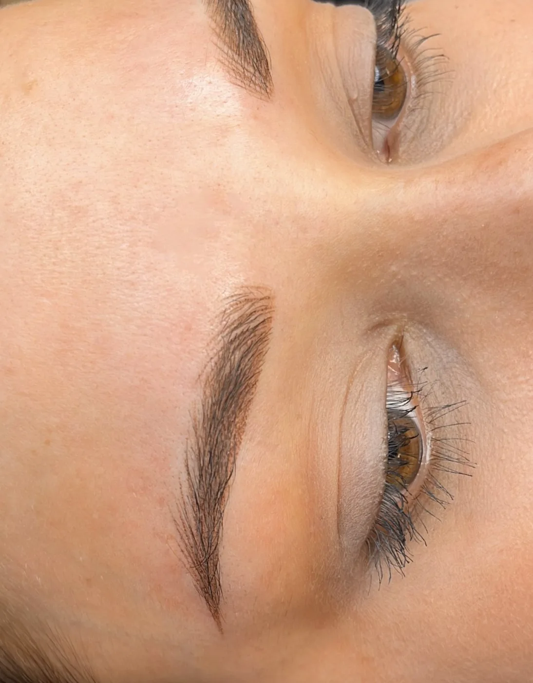 Augenbraue mit sichtbaren Einzelhärchen