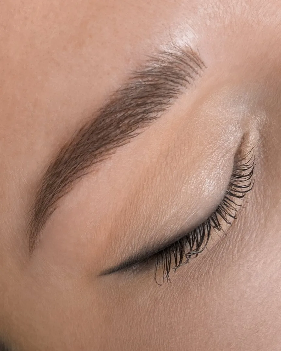 Weiche Härchenzeichnung mit langen Wimpern