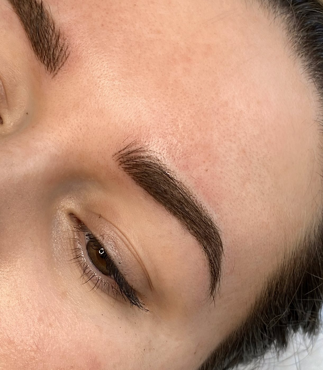 Abgeheilte, gleichmäßige Augenbraue nach Permanent Make-up
