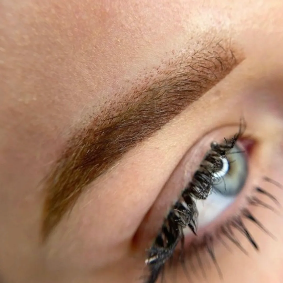 Nahaufnahme einer weich schattierten Augenbraue, Powder Brows bei Ruhl Cosmetics in Molbergen